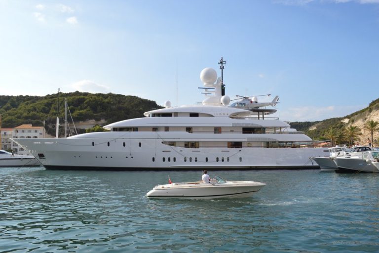 Read more about the article Yacht Fit-Out: Luxury Baize